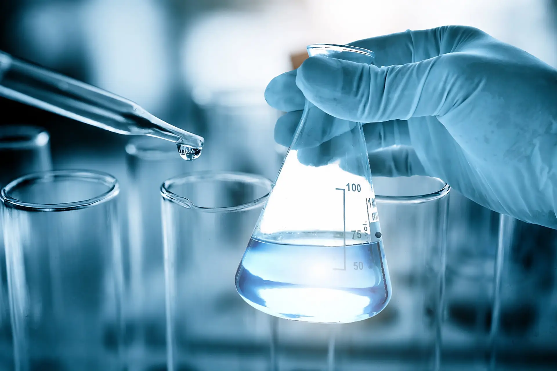 Técnico de laboratorio analizando una muestra de agua