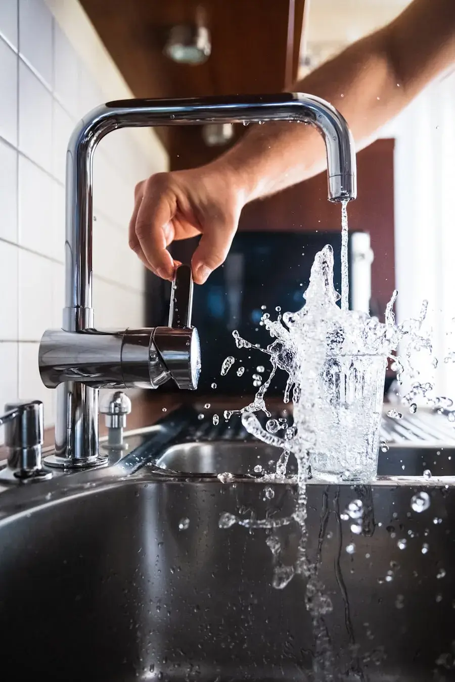 Agua corriente en una instalaci&oacute;n sanitaria