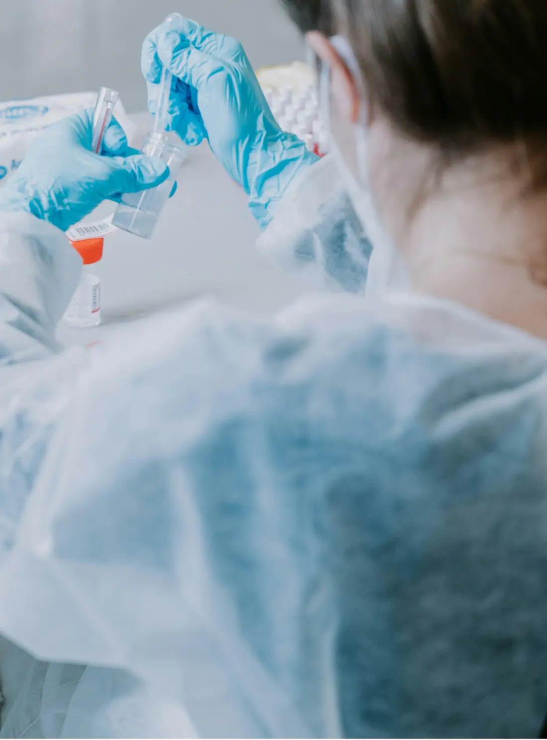 Técnica de laboratorio manipulando una muestra